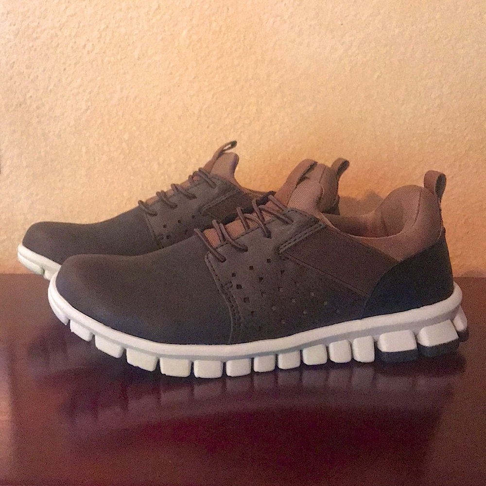 Deer stage boys memory foam shoe.